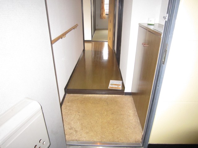 Entrance. There shoebox