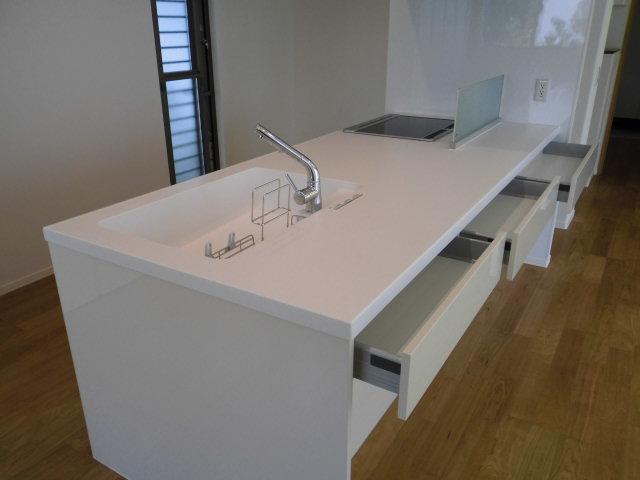 Kitchen. Kitchen which adopted the Island type, Also size of the margin to cooking with spacious to have children.