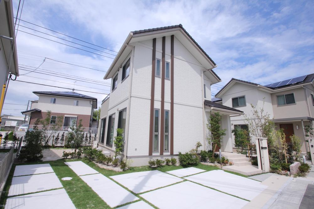 Local appearance photo. Use tile to the outer wall, It becomes appearance to have a personality each to all building.