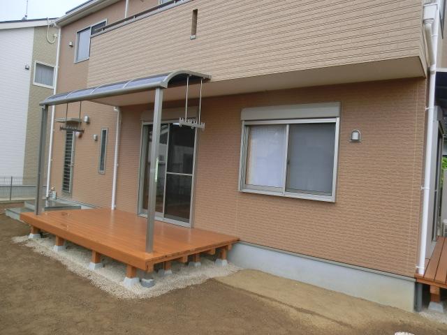 Other local. Wood deck Living direction