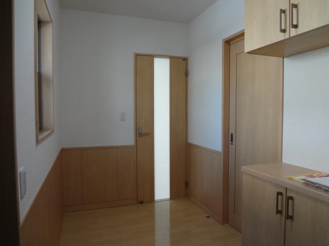 Entrance. Plenty of storage of shoes!