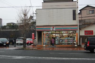 Convenience store. 800m to Seven-Eleven (convenience store)