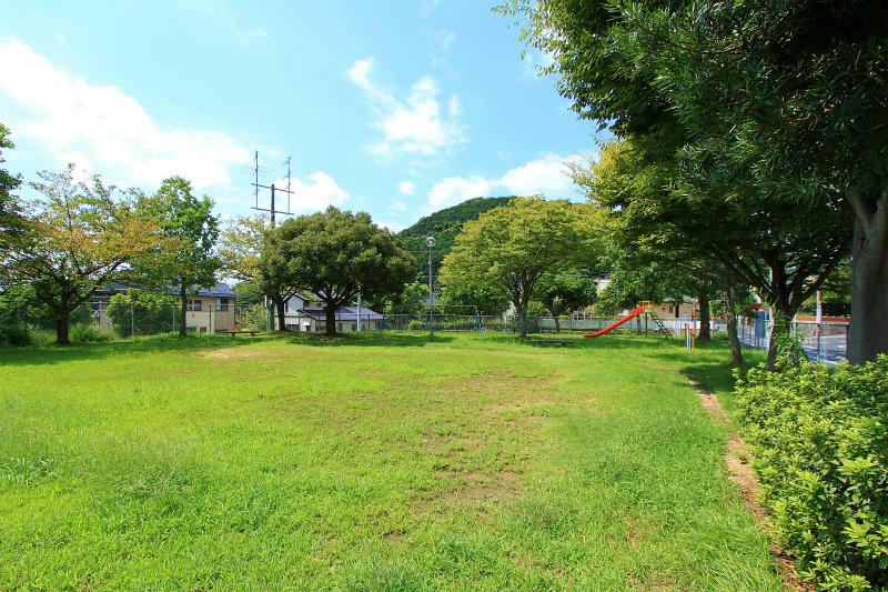 park. Izumigaoka to South Park 330m