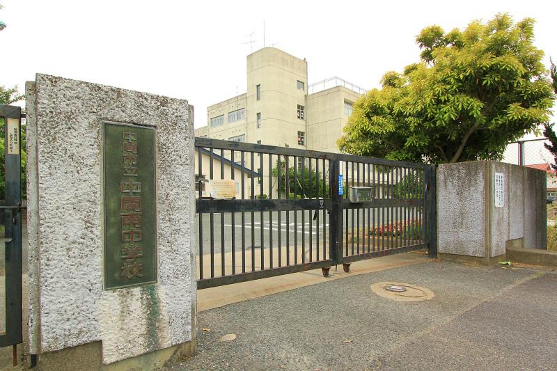 Junior high school. To the middle South Junior High School 2103m