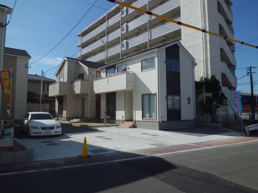 Local photos, including front road. The entire photo