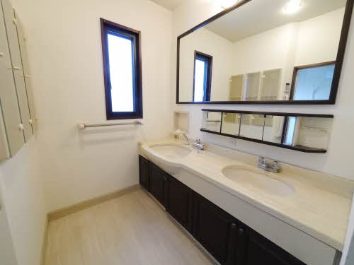 Washroom. Spacious wash basin was!