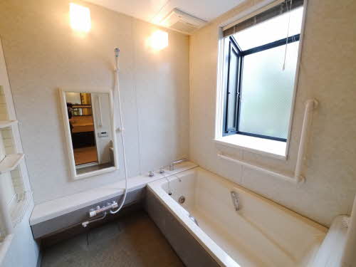 Bath. Fired chase ・ With bathroom dryer ^^