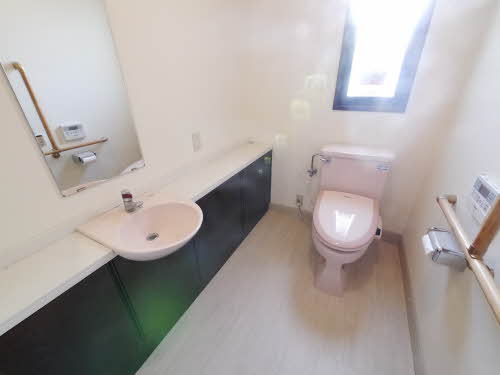 Toilet. Spacious toilet ^^