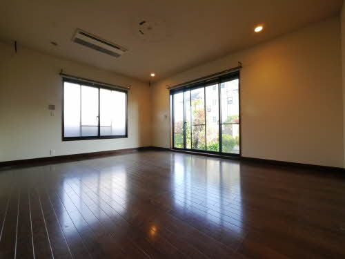 Living and room. Electric shutter ・ TV phone ・ Air-conditioned!