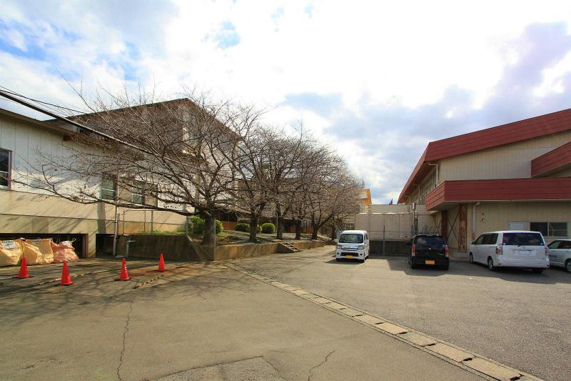 Primary school. Ganda until elementary school 1172m