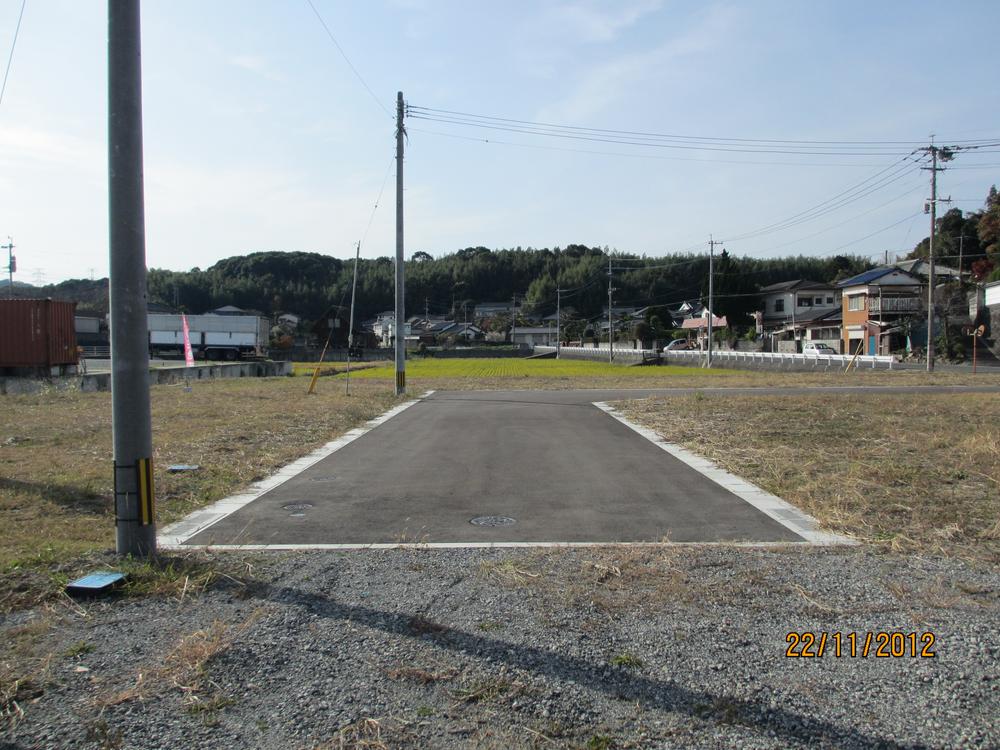 Local photos, including front road. Local (11 May 2012) shooting