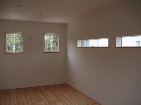 Other introspection. Clever space design to feel more than expected of the breadth and brightness. It tells the floor tenderness of natural wood.