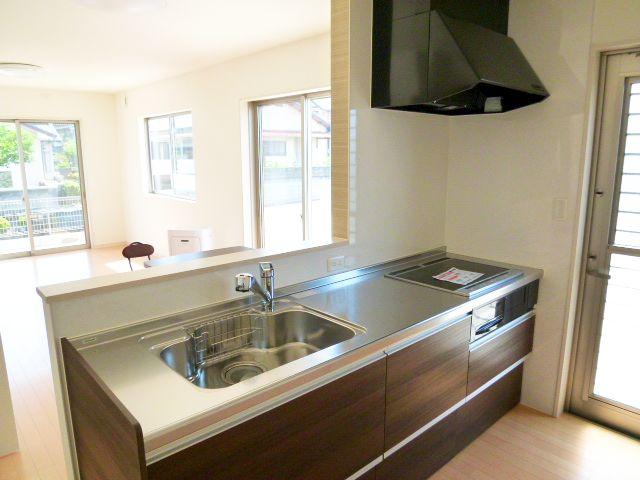 Kitchen. Face-to-face system Kitchen!