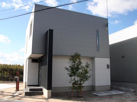 Local photos, including front road. Neat and stylish appearance. While tightly securing the privacy, So that communication can also cherish, I was paying attention also to the arrangement of the window.