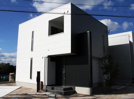 Local appearance photo. Appearance as viewed from a different angle. Along with the passing of the seasons and time, Show us a variety of facial expressions.