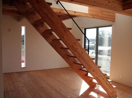 Living. Unique structure which arranged the stairs of the play in the middle of the living room is the pride of this house.