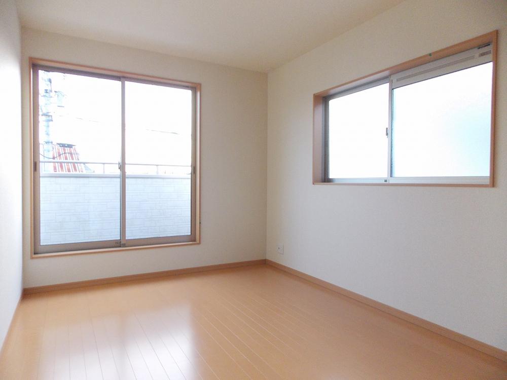 Same specifications photos (Other introspection). Western is. Since it is a two-sided lighting, 'm Bright and airy also good (^ _ ^) v