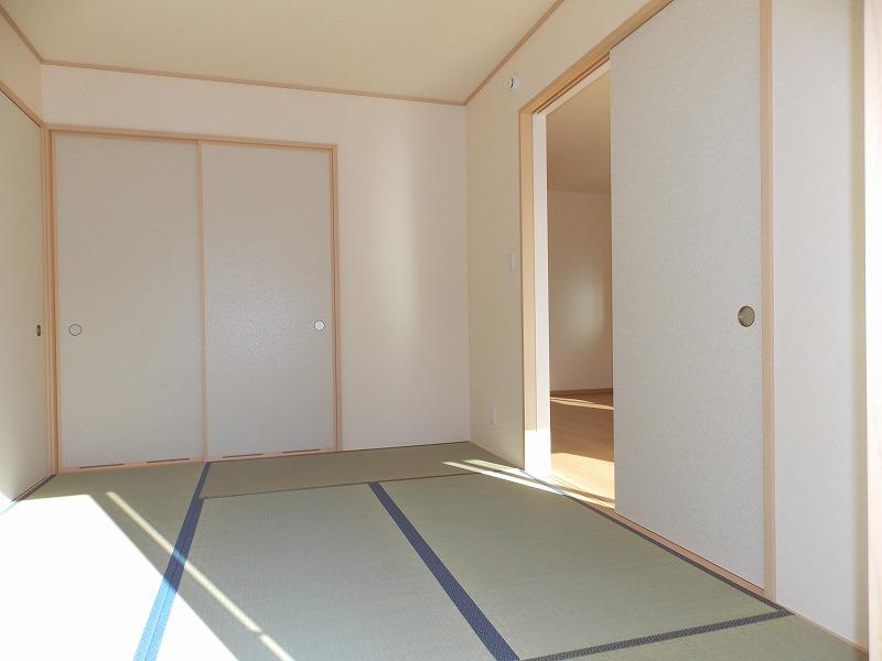 Same specifications photos (Other introspection). Japanese-style room is (^_^) /  Because it is Tsuzukiai of the living usually is open to spacious (^ o ^)  Transformed into (^_^) a little private room at the time of visitor /