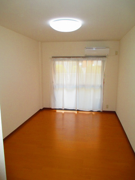 Other room space. With bright lighting equipment! 