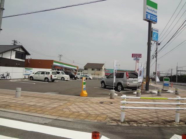 Convenience store. 1100m to Family Mart (convenience store)