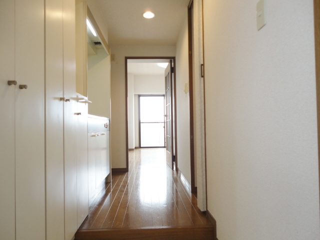 Entrance. Popular floor plan for women