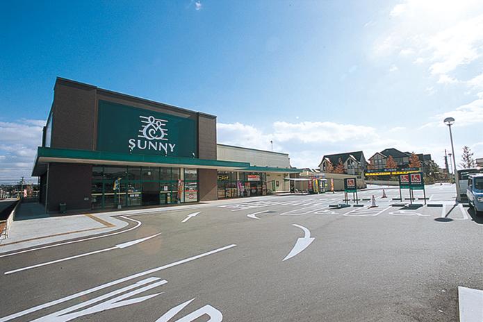 Supermarket. Until Sunny Ogori stores in 300m walk to Sunny (in the complex)