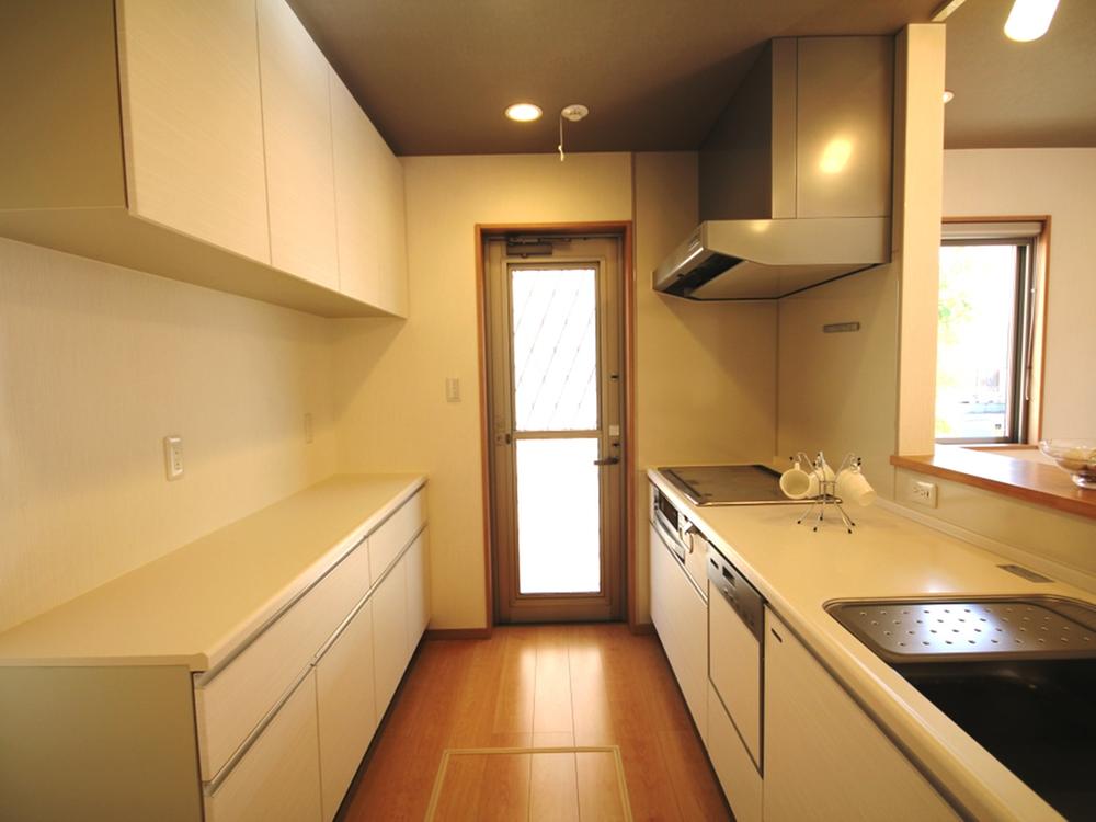 Kitchen. Cupboard ・ Standard equipped with a dishwasher, Use the humanitarian marble in the kitchen ceiling plate, Ease of use preeminent Range is IH cooking heater