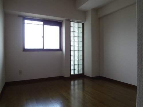 Other room space. The Western-style closet Yes!