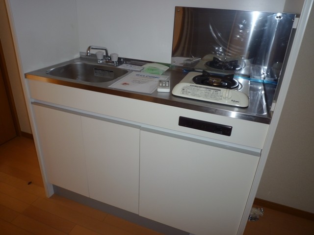 Kitchen. 1-neck with gas stove