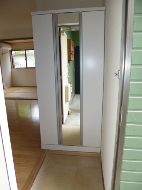 Entrance. New shoe box