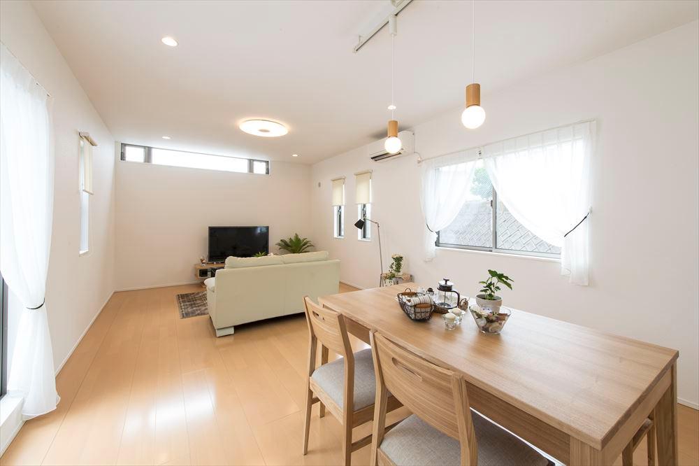 Other introspection. Bright three-sided lighting of living space