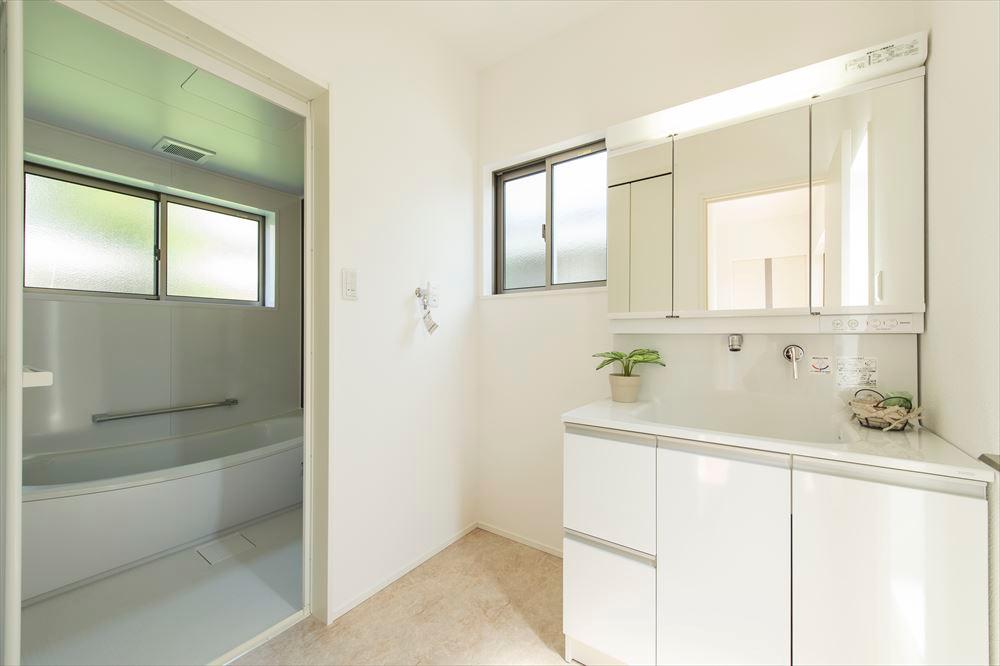 Living. Undressing space accommodating even with enhanced cleanliness