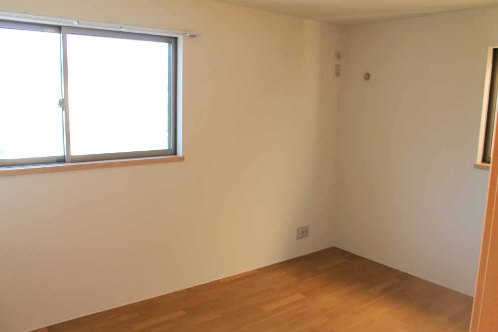 Living and room. 2 Kaiyoshitsu