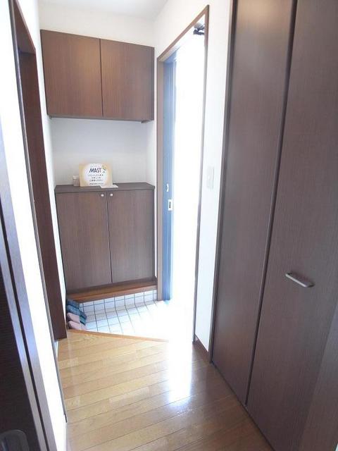 Entrance. Plenty of entrance storage