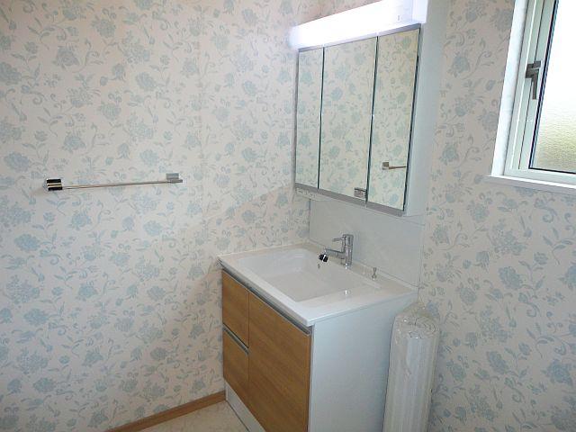 Wash basin, toilet. The nearest station within walking distance!