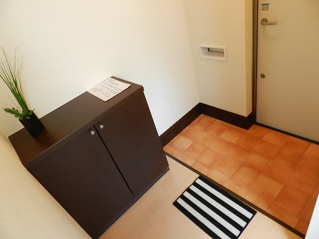 Entrance. Boots in the shoe box to be changed in height is also OK