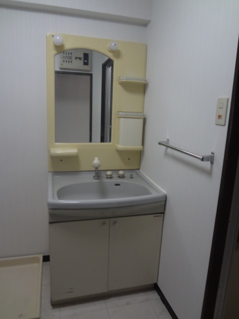 Other room space. Wash basin