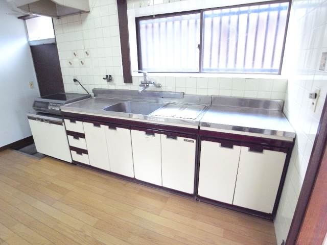 Kitchen. 2, There is wide enough to cook three people