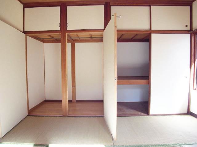 Receipt. Wall-to-wall closet & closet & upper closet storage