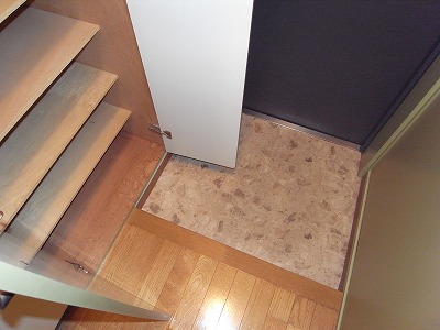 Entrance. Shoes BOX also perfectly located in the entrance