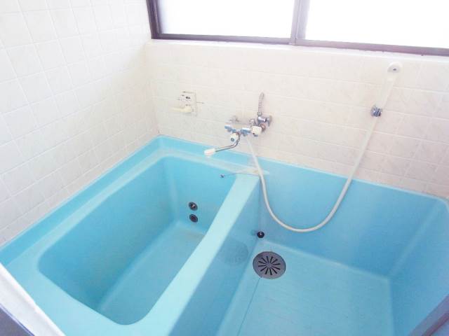 Bath. Bathroom with ventilation window to help moisture measures