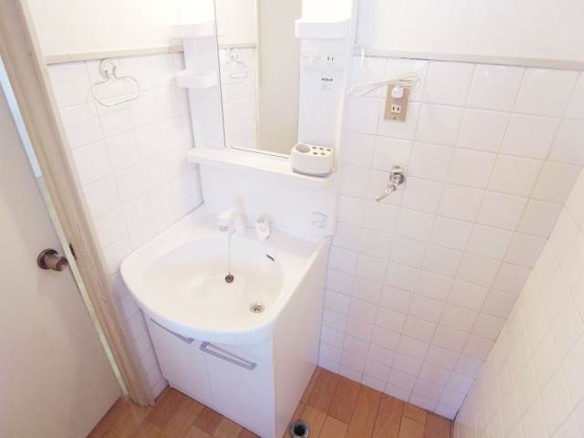 Washroom. Shampoo dresser with independent wash dressing room