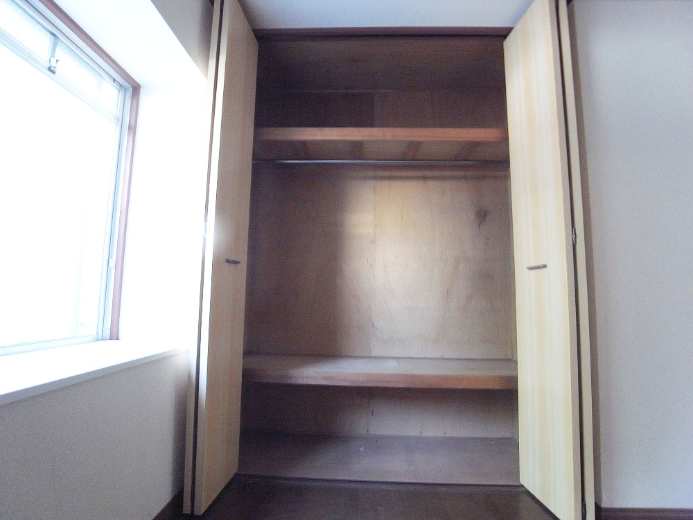 Receipt. Closet equipped with a large-capacity Western-style