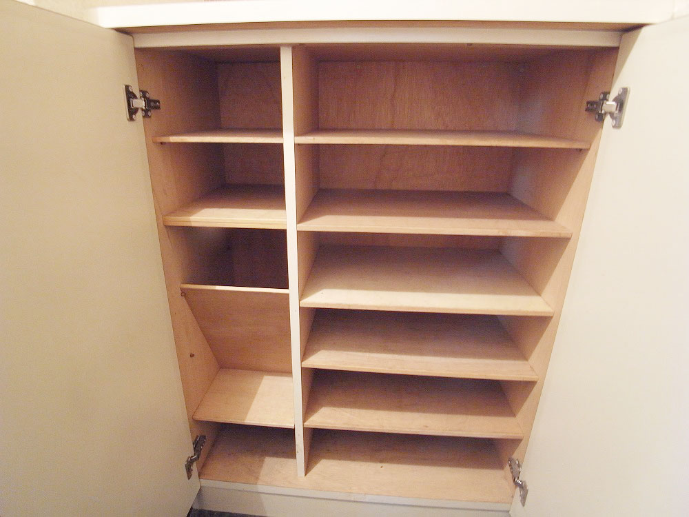 Entrance. Shoes BOX is perfectly located in the entrance