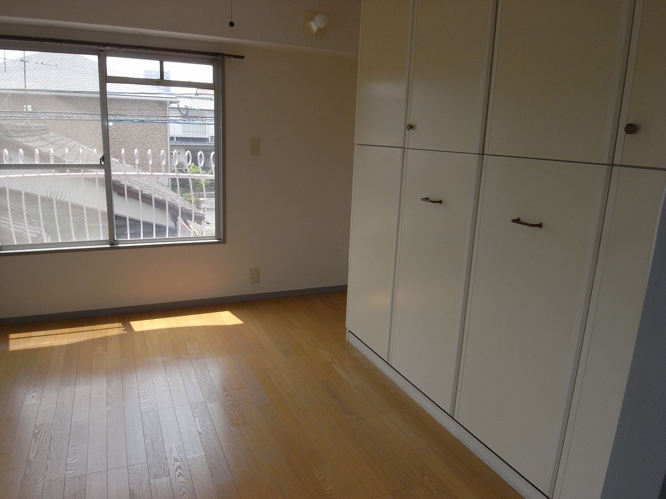 Living and room. Two-sided lighting ・ Wide balcony