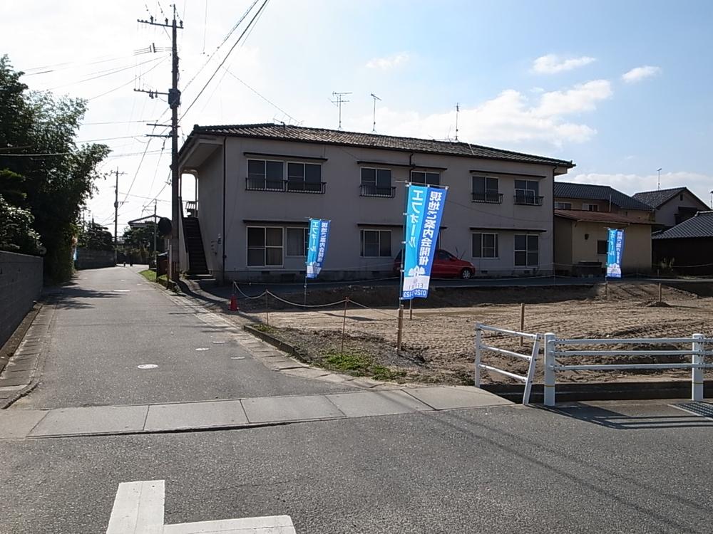 Local photos, including front road. Local shooting (11 May 2013)