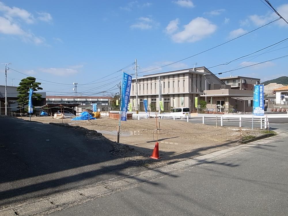 Local photos, including front road. Local shooting (11 May 2013)