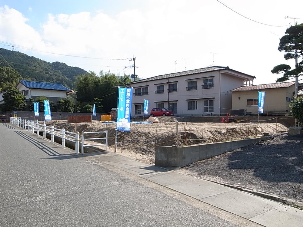 Local photos, including front road. Front road is also easy clean spacious car parking ☆