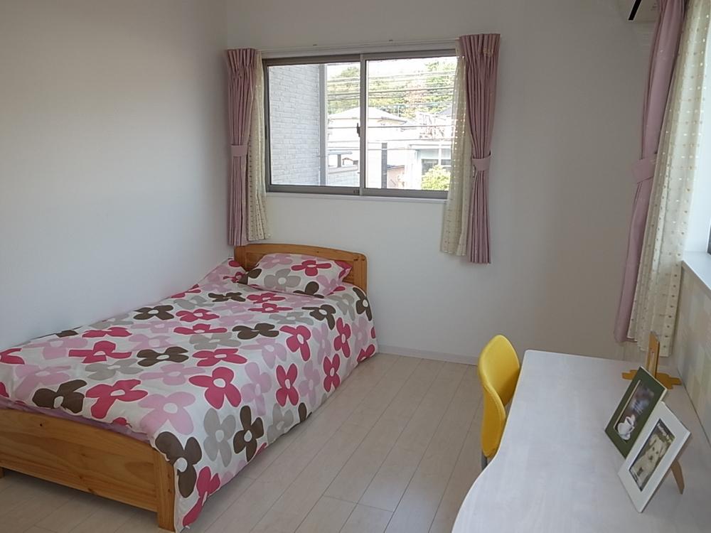 Model house photo. Children's room is about 6 Pledge! Also put neat desk to bet