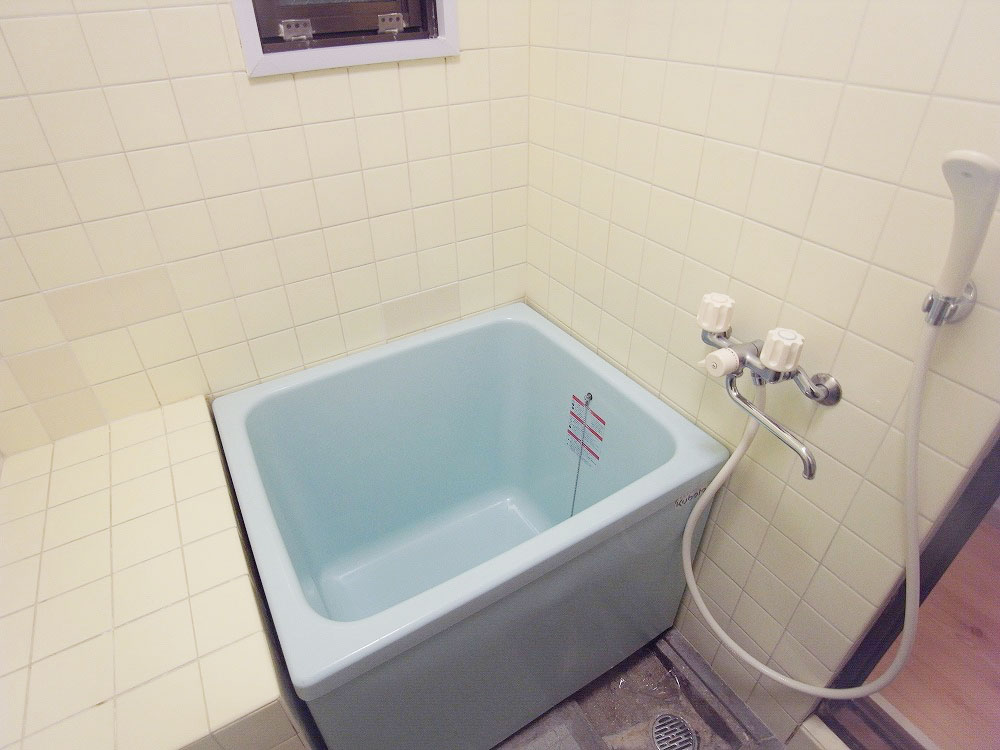 Bath. Pat ventilation with hot water and shower & window